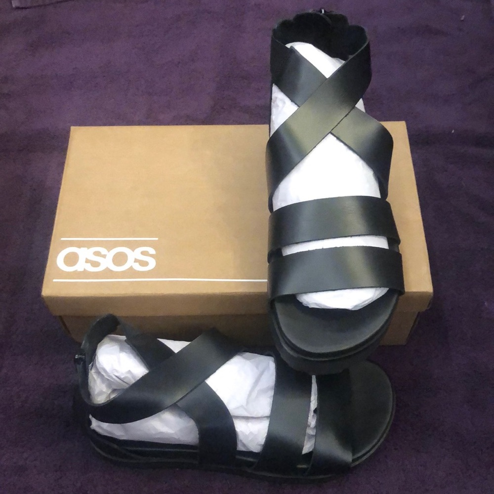 Gladiator sandals in black leather w/ chunky sole